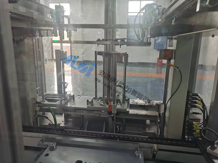 後改板，自動上（shàng）料和打螺絲 優點省人工