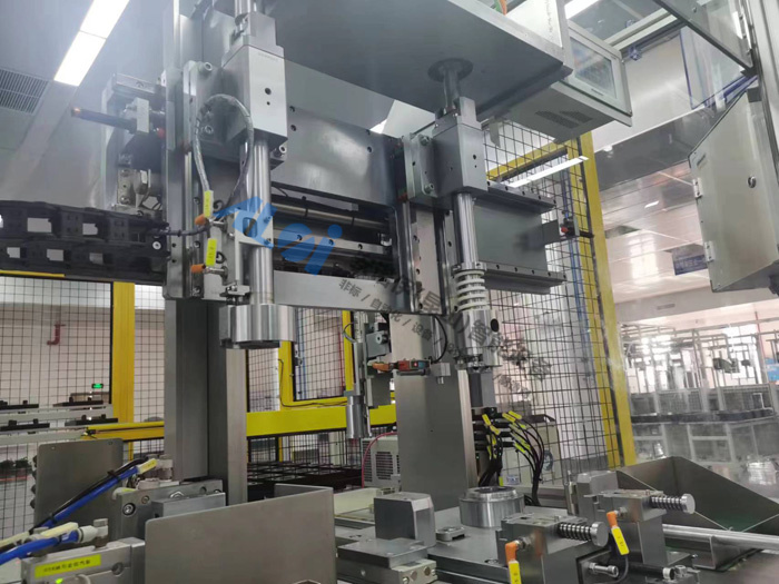 後法蘭軸承與卡簧壓裝設（shè）備，優點一個壓機實現兩道功能壓裝，方便後期增加料號